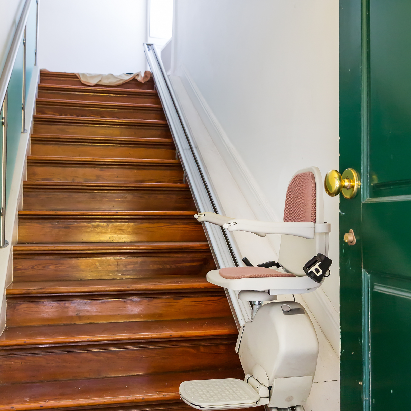 Monte-escalier droit installé dans un couloir